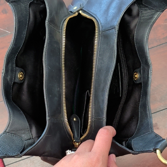 Elegant Coach Black Leather Shoulder Bag - Picture 7 of 8